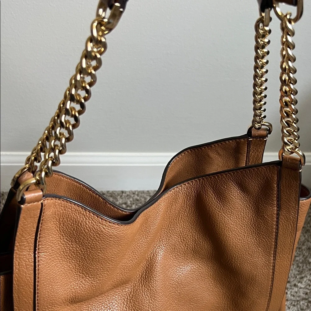 Michael Kors Tan Leather Shoulder Bag with Gold Chain - Picture 15 of 15